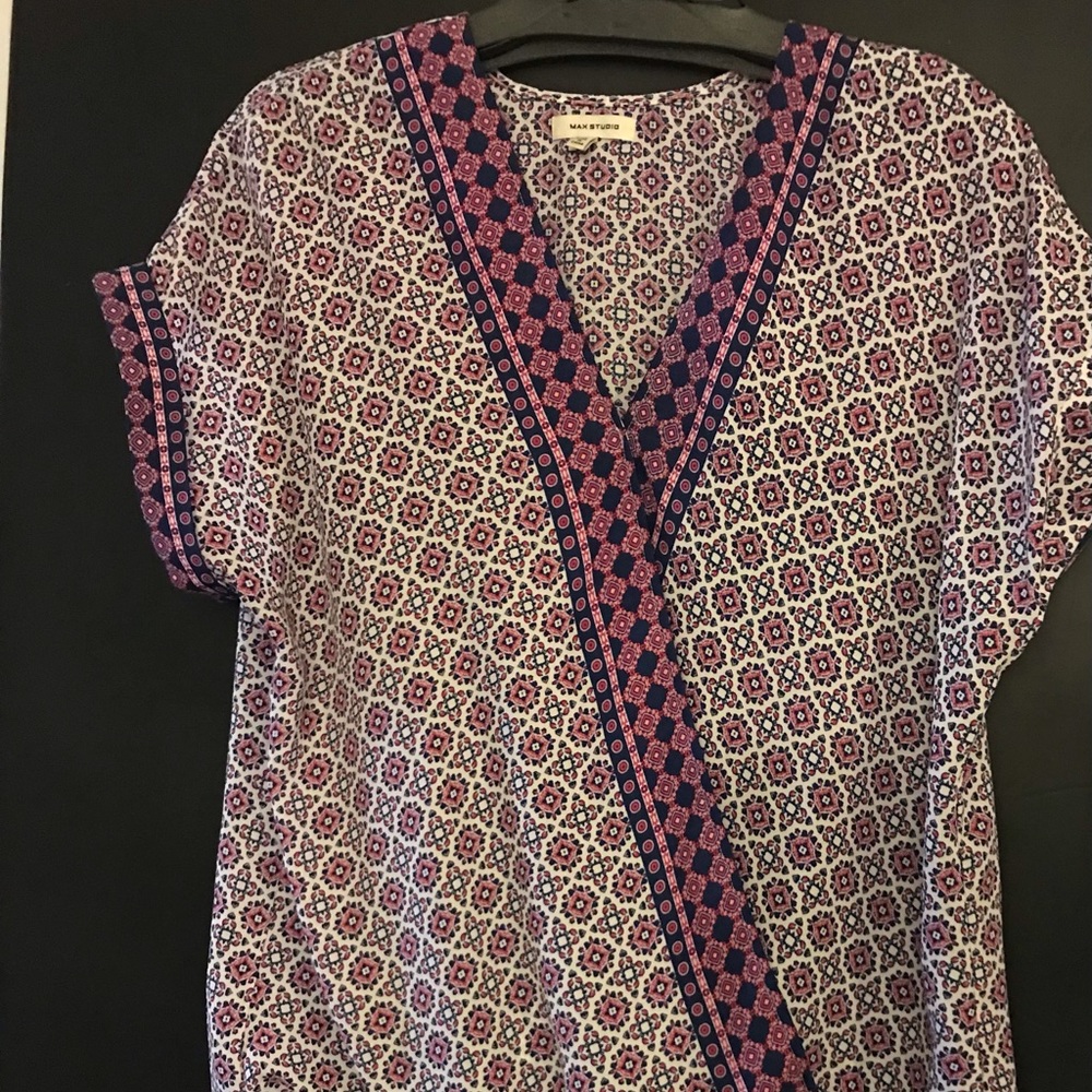 Size M, Max Studio 100% poly blouse with asymmetrical hem (longer in bac…